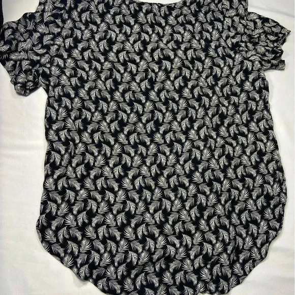 H&M Black and White Leaf Print V-Neck Short Sleeve Shirt/Blouse. - Picture 6 of 10